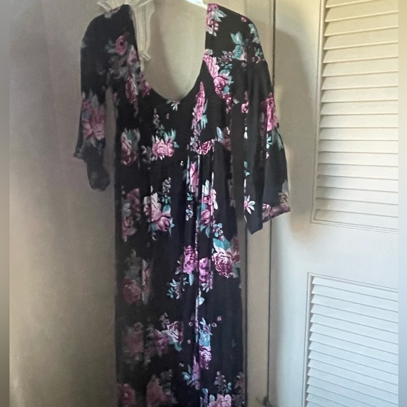 Torrid‎ Black Floral Smocked Maxi Dress Size 2X - Picture 2 of 5